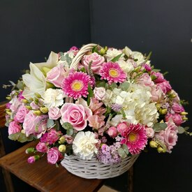 Композиция  из  роз, герберы и гортензий в корзине Гриффит