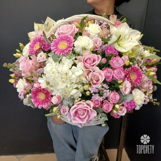 Композиция  из  роз, герберы и гортензий в корзине Гриффит