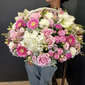 Композиция  из  роз, герберы и гортензий в корзине Гриффит