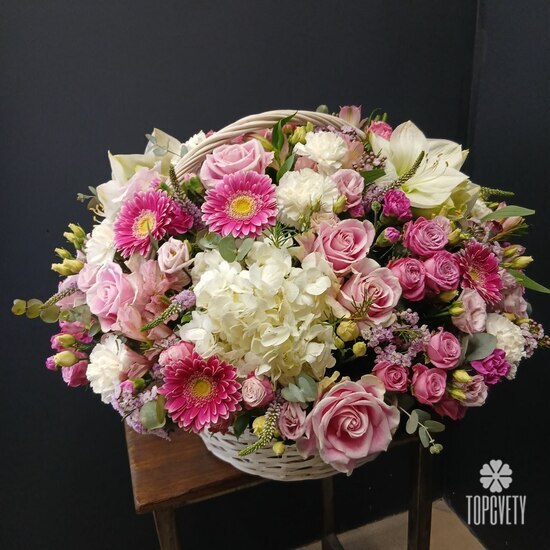 Композиция  из  роз, герберы и гортензий в корзине Гриффит