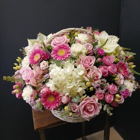 Композиция  из  роз, герберы и гортензий в корзине Гриффит