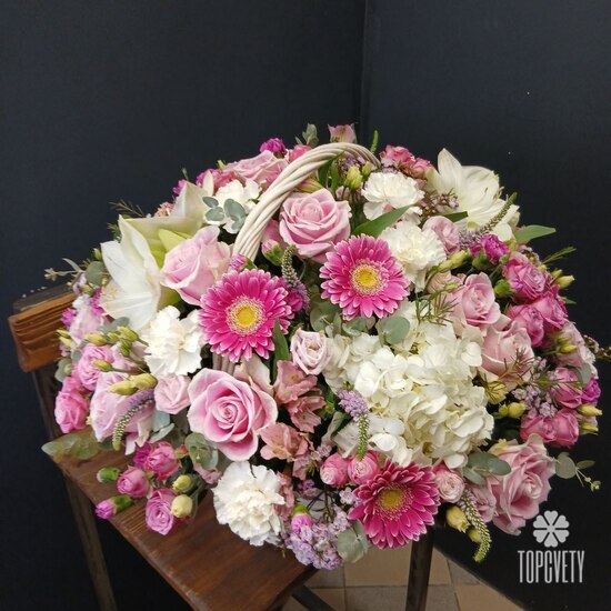 Композиция  из  роз, герберы и гортензий в корзине Гриффит