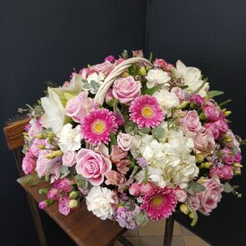 Композиция  из  роз, герберы и гортензий в корзине Гриффит