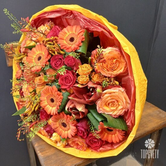 Букет из роз, гербер и гиппеаструма Марс