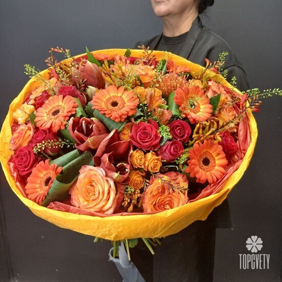 Букет из роз, гербер и гиппеаструма Марс