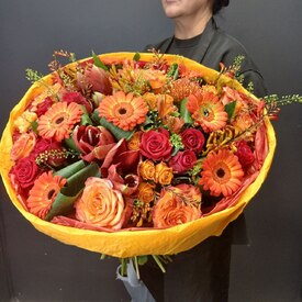 Букет из роз, гербер и гиппеаструма Марс