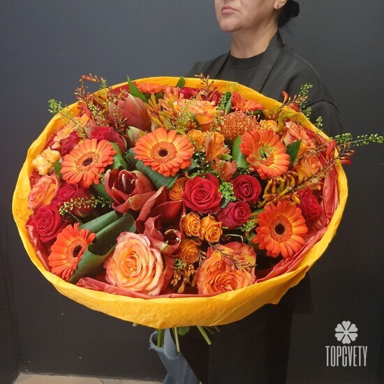 Букет из роз, гербер и гиппеаструма Марс