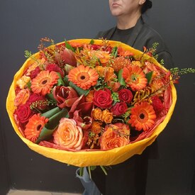 Букет из роз, гербер и гиппеаструма Марс