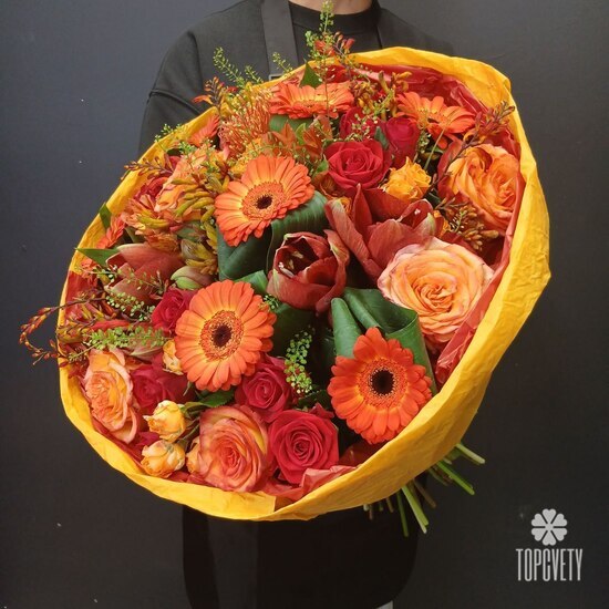 Букет из роз, гербер и гиппеаструма Марс