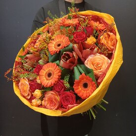 Букет из роз, гербер и гиппеаструма Марс