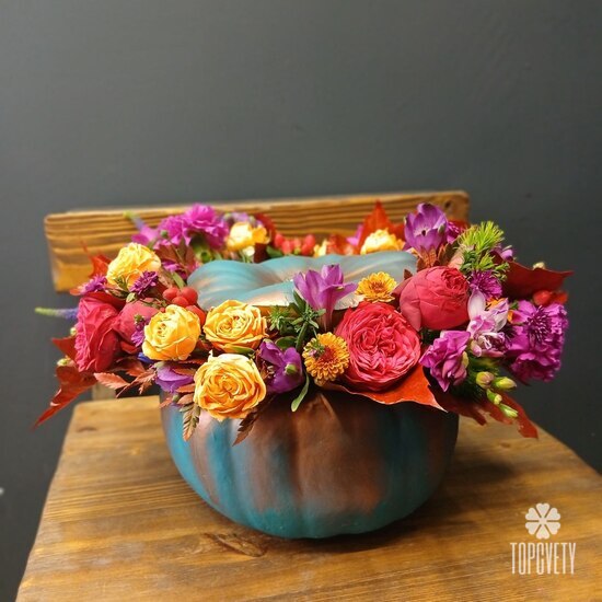 Композиция из роз и фрезии в тыкве Самайн