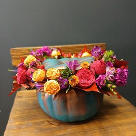 Композиция из роз и фрезии в тыкве Самайн