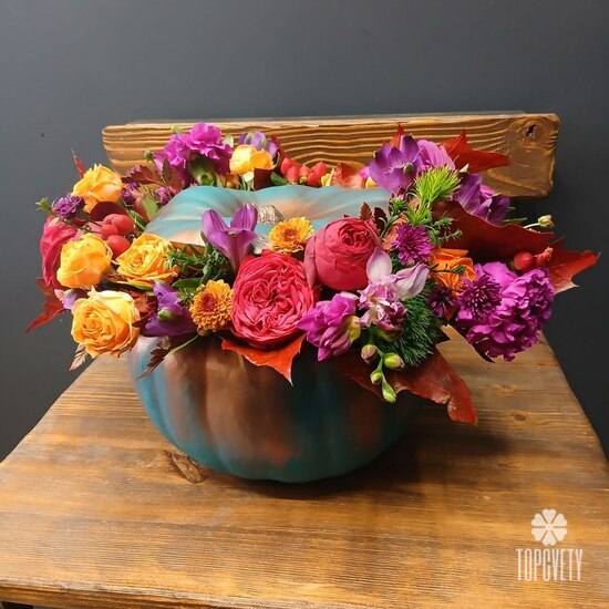 Композиция из роз и фрезии в тыкве Самайн