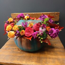 Композиция из роз и фрезии в тыкве Самайн