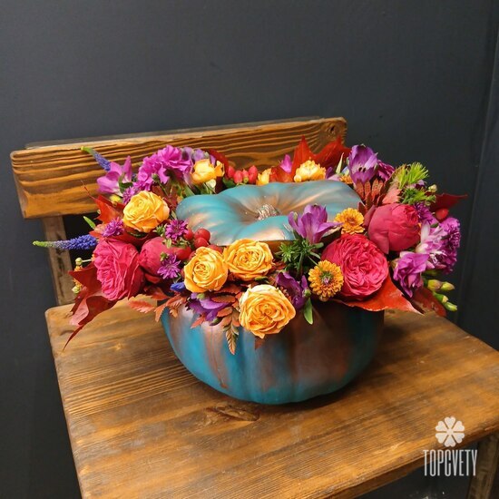 Композиция из роз и фрезии в тыкве Самайн