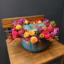 Композиция из роз и фрезии в тыкве Самайн