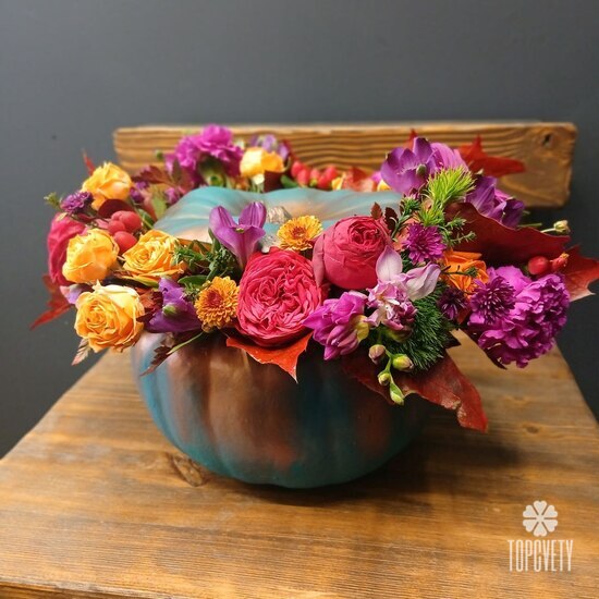 Композиция из роз и фрезии в тыкве Самайн