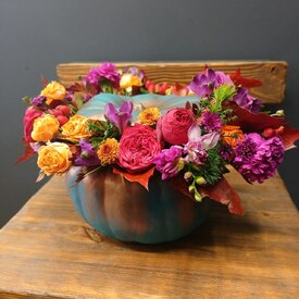 Композиция из роз и фрезии в тыкве Самайн