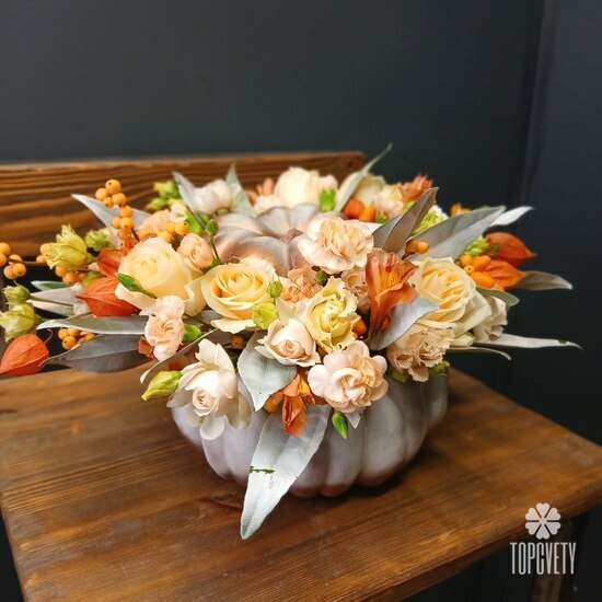 Композиция из роз и гвоздик в тыкве Коралина