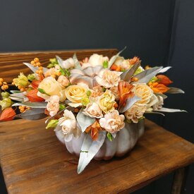 Композиция из роз и гвоздик в тыкве Коралина