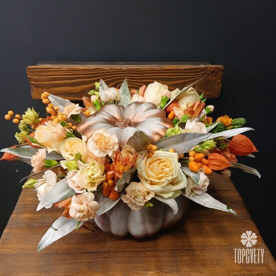 Композиция из роз и гвоздик в тыкве Коралина