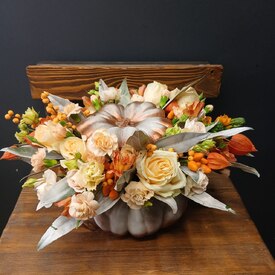 Композиция из роз и гвоздик в тыкве Коралина