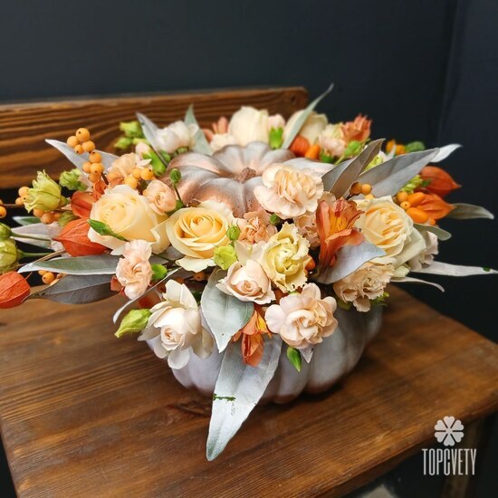 Композиция из роз и гвоздик в тыкве Коралина