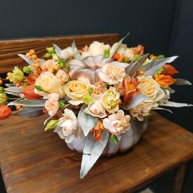 Композиция из роз и гвоздик в тыкве Коралина