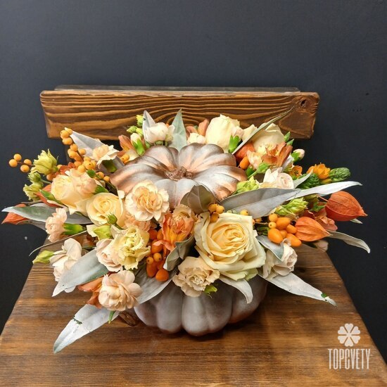 Композиция из роз и гвоздик в тыкве Коралина