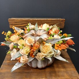 Композиция из роз и гвоздик в тыкве Коралина