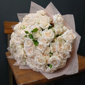 Букет из 25 кустовых пионовидных роз 50см