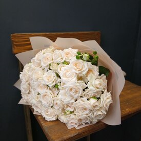 Букет из 15 кустовых пионовидных роз 50см