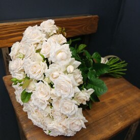 Букет из 15 кустовых пионовидных роз 50см