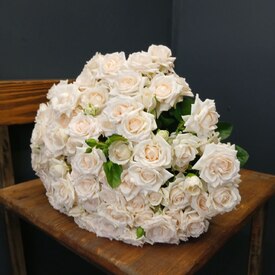 Букет из 15 кустовых пионовидных роз 50см