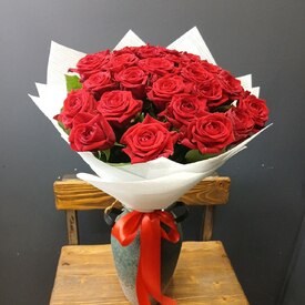Букет из 25 роз Ред Наоми 50см