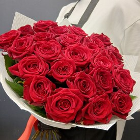 Букет из 25 роз Ред Наоми 50см