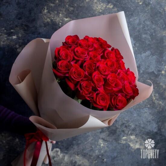 Букет из 25 красных роз Фридом 70см