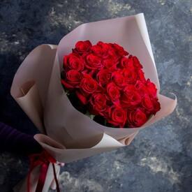 Букет из 25 красных роз Фридом 70см
