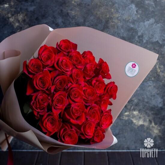 Букет из 25 красных роз Фридом 70см
