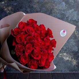 Букет из 25 красных роз Фридом 70см