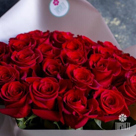 Букет из 25 красных роз Фридом 70см