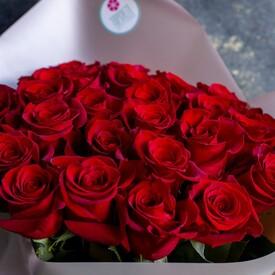 Букет из 25 красных роз Фридом 70см