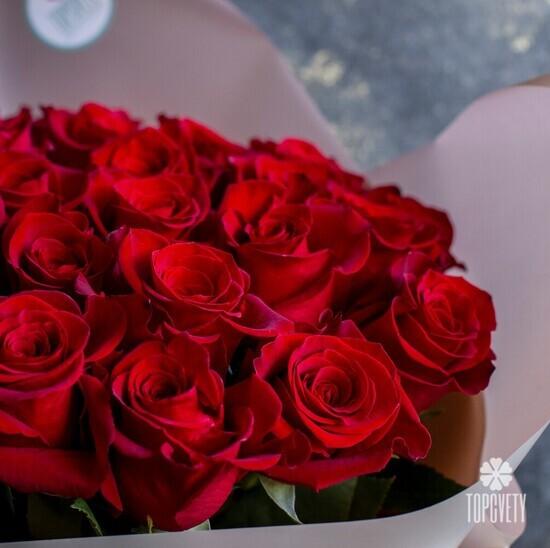 Букет из 25 красных роз Фридом 70см