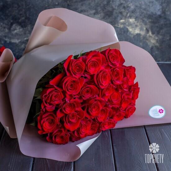 Букет из 25 красных роз Фридом 70см