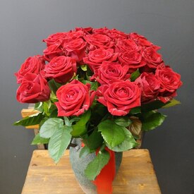 Букет из 25 роз Ред Наоми 50см