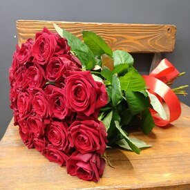 Букет из 25 роз Ред Наоми 50см