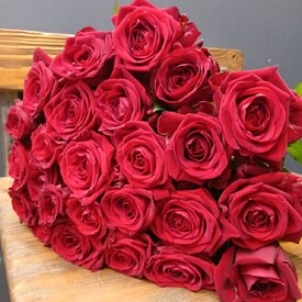 Букет из 25 роз Ред Наоми 50см