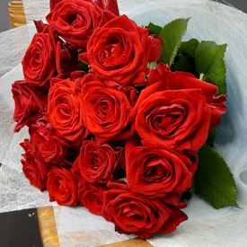 Букет из 15 роз Ред Наоми 50см