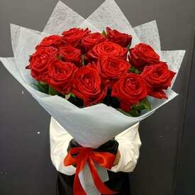 Букет из 15 роз Ред Наоми 50см