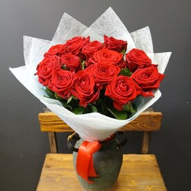 Букет из 15 роз Ред Наоми 50см